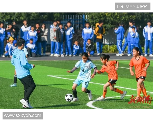 在绿茵场上挥洒汗水与激情玩足球带给我们的快乐与成长